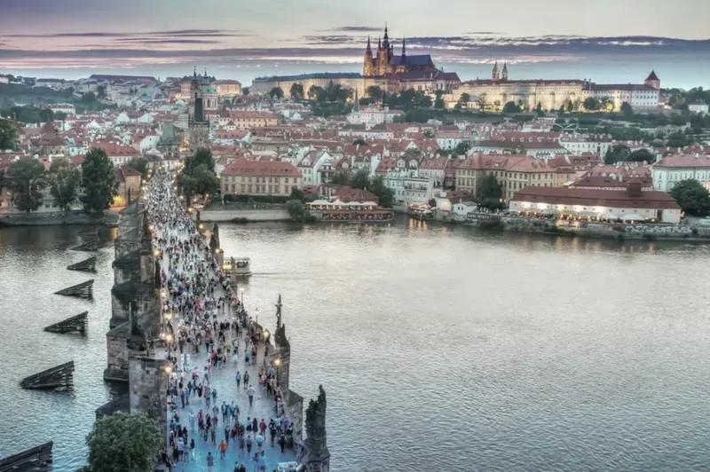 Gdzie mieszka prezydent Czech i co warto wiedzieć o jego rezydencji?