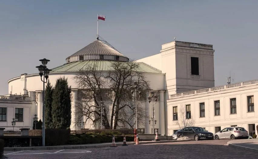 Ilu parlamentarzystów zasiada w polskim parlamencie? Liczba posłów i senatorów